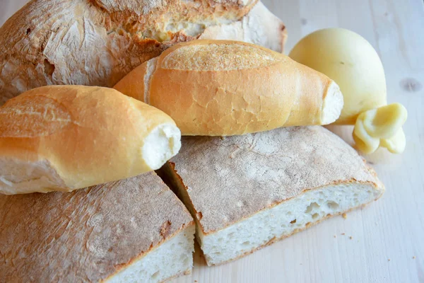 Färskt Bröd Träbord — Stockfoto