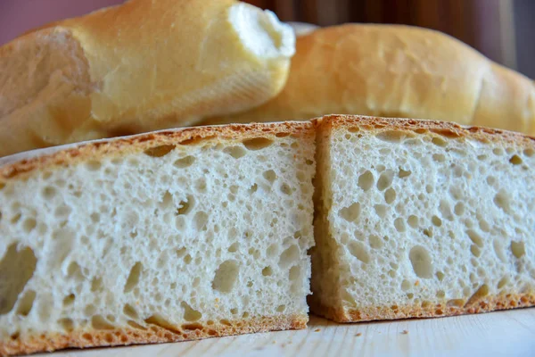 Tahta Masada Taze Ekmek — Stok fotoğraf