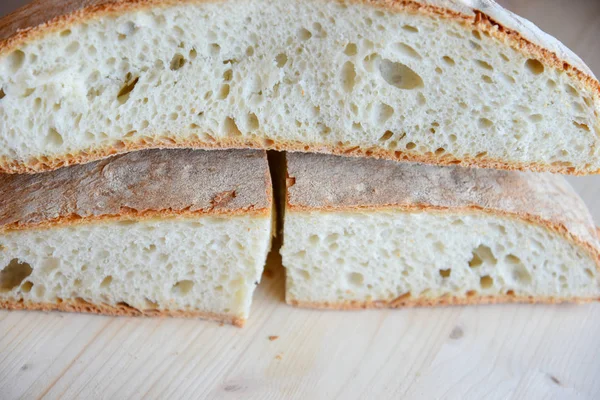 Tahta masada taze ekmek.