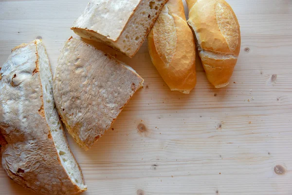 木のテーブルの上の新鮮なパン — ストック写真