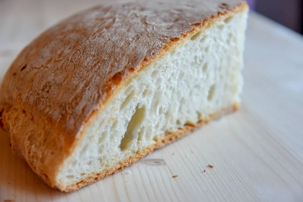Färskt Bröd Träbord — Stockfoto