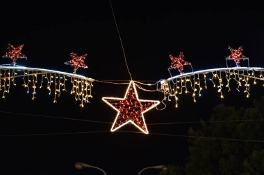 Gece şehirde Noel süslemeleri