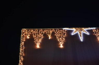 Gece şehirde Noel süslemeleri