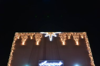 Gece şehirde Noel süslemeleri