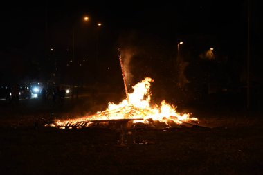 Şehirde büyük kamp ateşi