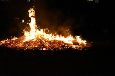 Şehirde büyük kamp ateşi