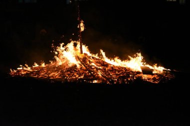 Şehirde büyük kamp ateşi