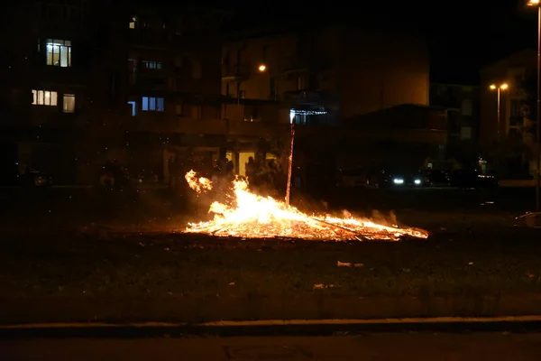 Şehirde büyük kamp ateşi