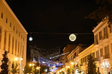 Gece şehirde Noel Dekorasyon