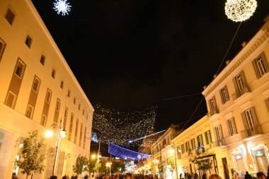 Gece şehirde Noel Dekorasyon