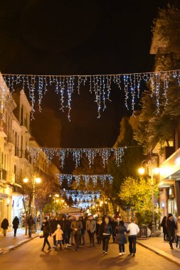 Gece şehirde Noel Dekorasyon