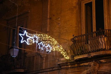 Gece şehirde Noel Dekorasyon