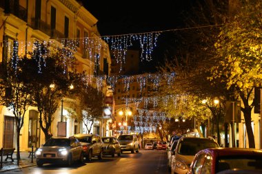 Gece şehirde Noel Dekorasyon