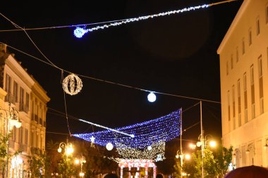Gece şehirde Noel Dekorasyon