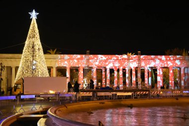Foggia Noel dönemine kadar ışıklar ve ağaç ile dekore