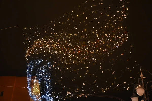 Gece şehirde Noel Dekorasyon