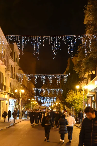 Gece şehirde Noel Dekorasyon