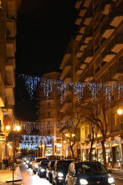 Χριστουγεννιάτικη Διακόσμηση Στην Πόλη Νύχτα — Φωτογραφία Αρχείου