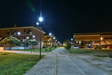 Şehirde gece bisikletyolu lambalarla aydınlatıldı