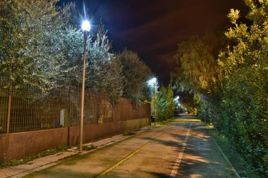 Şehirde gece bisikletyolu lambalarla aydınlatıldı