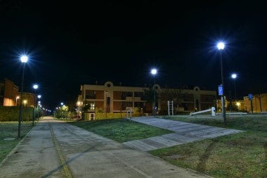 Şehirde gece bisikletyolu lambalarla aydınlatıldı