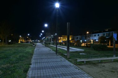 Şehirde gece bisikletyolu lambalarla aydınlatıldı