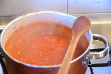 Mutfakta domates sosu pişirme