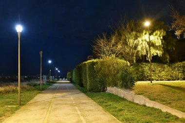 Şehirde gece bisikletyolu lambalarla aydınlatıldı