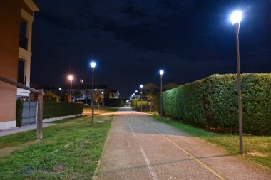 Lambalar ile aydınlatılmış çit ile gece yolu