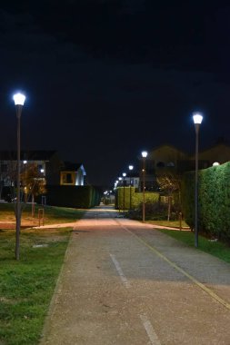 Lambalar ile aydınlatılmış çit ile gece yolu