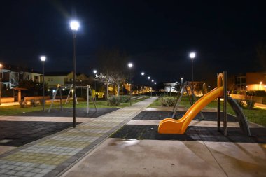 Parkta boş oyun alanı