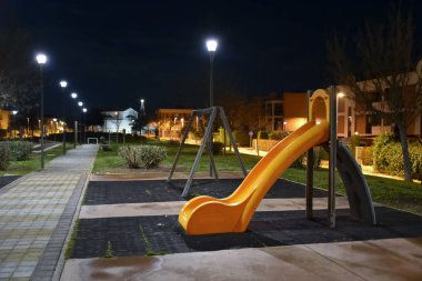 Gece oyun alanında slayt