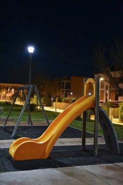 Gece oyun alanında slayt