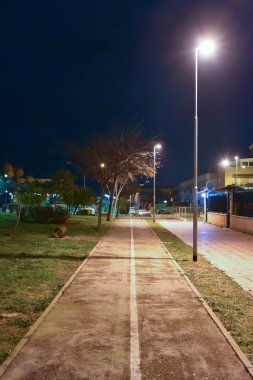 Şehirde gece parkı yolu ile lambalar ile aydınlatılmış