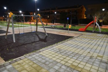 Parkta boş oyun alanı