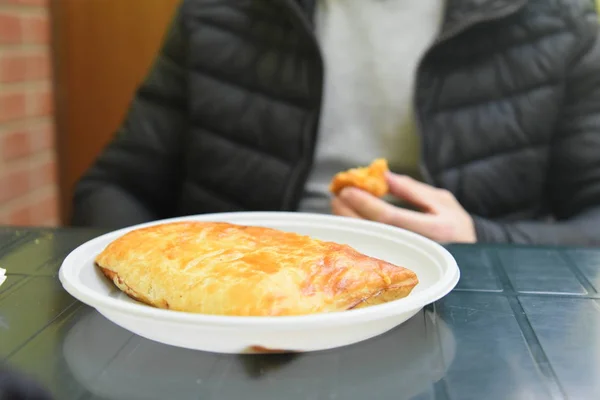 Uomo Sta Mangiando Cibo Nel Piatto — Foto Stock