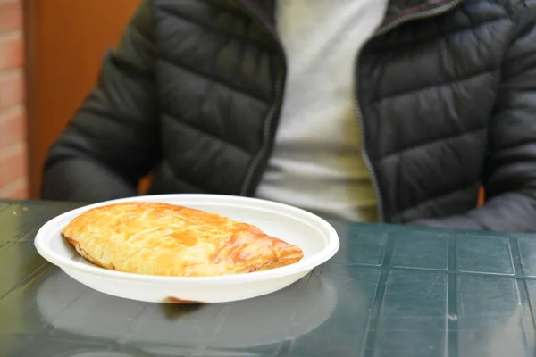 Uomo Sta Mangiando Cibo Nel Piatto — Foto Stock