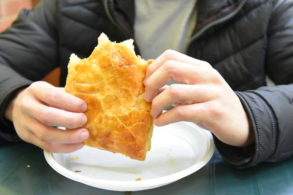 Uomo Sta Mangiando Cibo Nel Piatto — Foto Stock