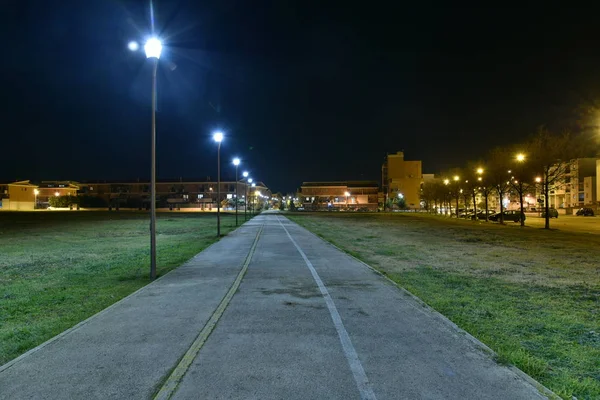 Şehirde gece bisikletyolu lambalarla aydınlatıldı