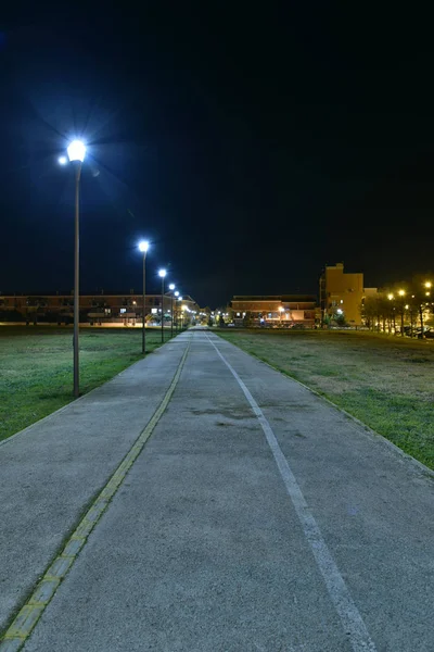 城市中的夜间自行车道被灯照亮 — 图库照片