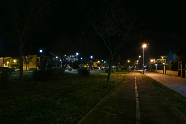 Jalan Sepeda Malam Kota Diterangi Oleh Lampu — Stok Foto