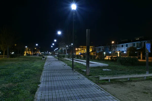 Şehirde Gece Bisikletyolu Lambalarla Aydınlatıldı — Stok fotoğraf