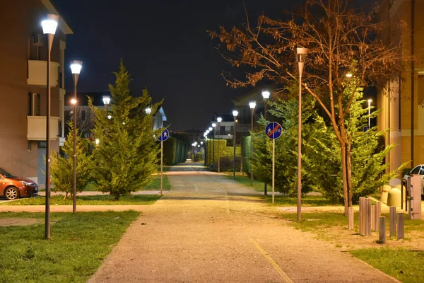 Ночная Велосипедная Дорожка Городе Освещенная Лампами — стоковое фото