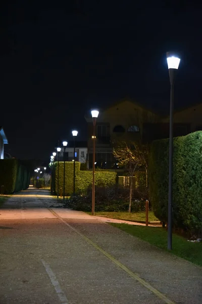 Lambalar Ile Aydınlatılmış Çit Ile Gece Yolu — Stok fotoğraf