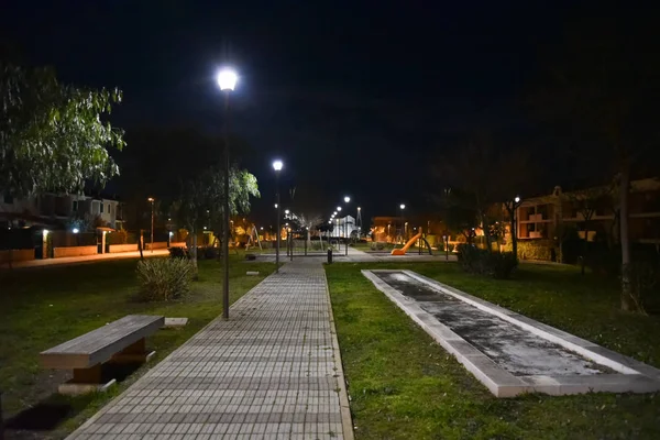 Parque Noturno Cidade Iluminado Por Lâmpadas Com Caminho — Fotografia de Stock