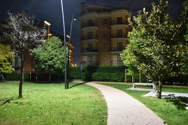 Parque Nocturno Ciudad Iluminado Por Lámparas Con Camino —  Fotos de Stock