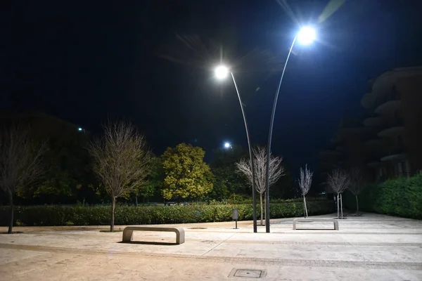 Parque Noturno Cidade Iluminado Por Lâmpadas Com Caminho — Fotografia de Stock