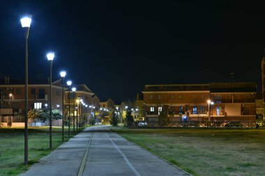 Şehirde parkta Gece bisiklet yolu