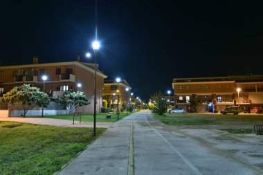 Şehirde parkta Gece bisiklet yolu