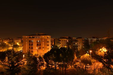 Gece şehir manzarası lambalar ile aydınlatılmış